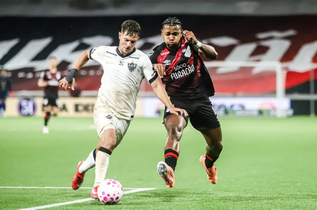 Athletico empata com o Atlético-MG em jogo com expulsão e gol aos 52