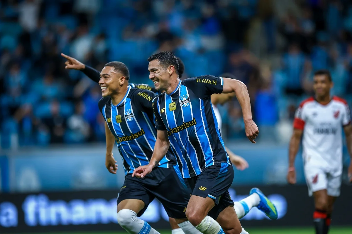 Grêmio vence Athletico-PR por 2 a 0 e sai da zona de rebaixamento do Brasileirão; Inter é empurrado para o Z4
