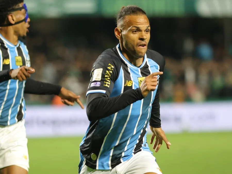 Grêmio vence o Coritiba no final e respira na briga contra o rebaixamento do Brasileirão