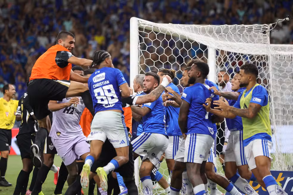 Polícia Civil investiga briga generalizada entre jogadores do Cruzeiro e do Atlético durante clássico